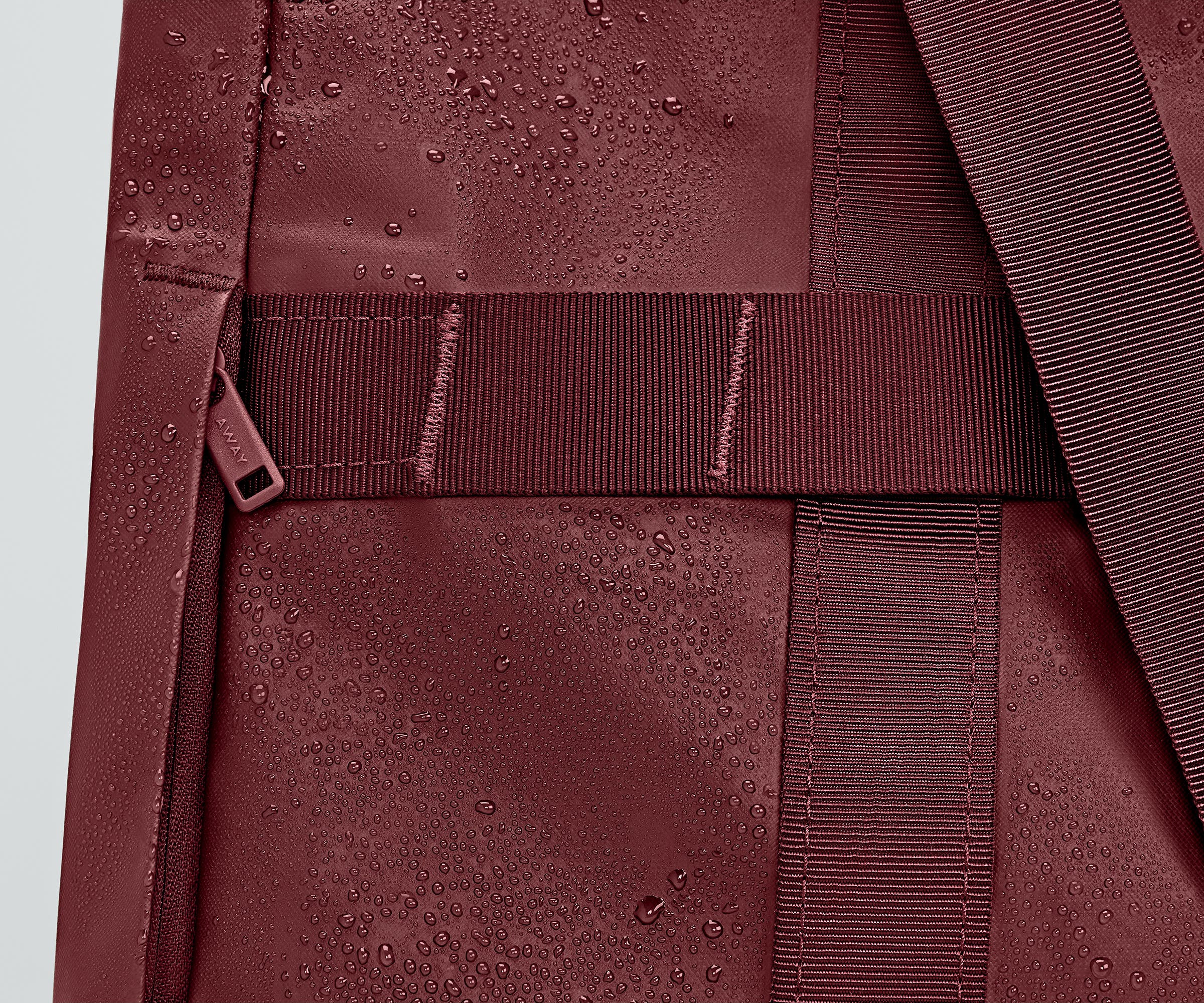 Active Tote 45L in Burgundy Red